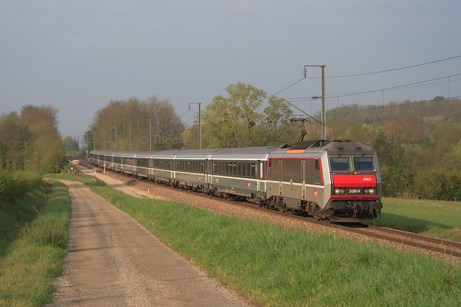 La BB 26014 en t&ecirc;te du GL 4310 Lyon - Strasbourg &agrave; Messia.