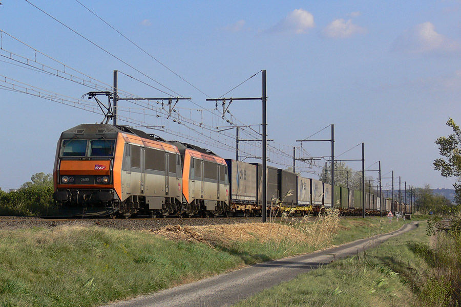 BB 26110 avec une autre BB 26000 en v&eacute;hicule sur un train de marchandises.
