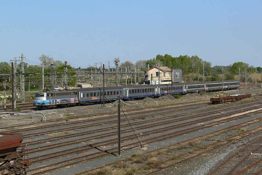 La BB 9322 livr&eacute;e "En Voyage" arrive &agrave; N&icirc;mes (au niveau de la bifurcation de la ligne N&icirc;mes - Givors).