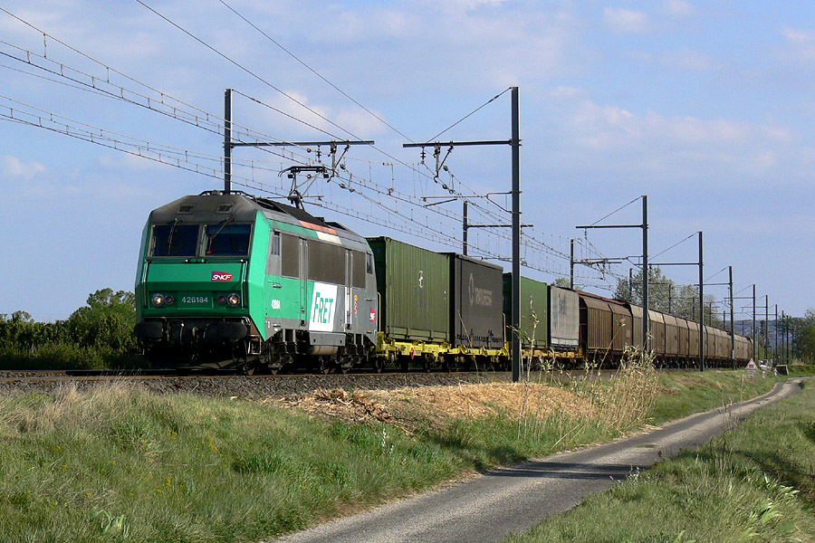 BB 26184 en t&ecirc;te d'un train de fret circulant sur la rive droite du Rh&ocirc;ne.