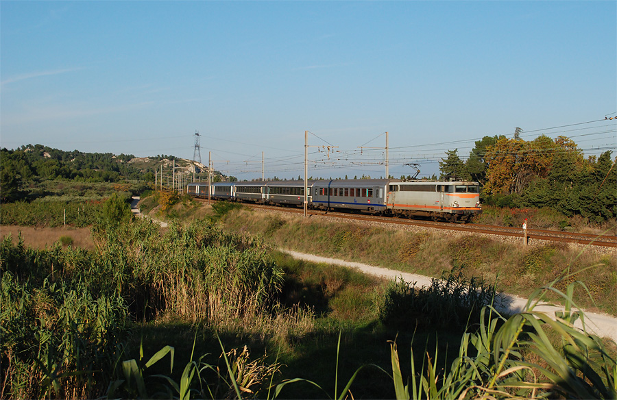 BB 9327 sur le TER 876437 Avignon-Port Bou à Graveson.
