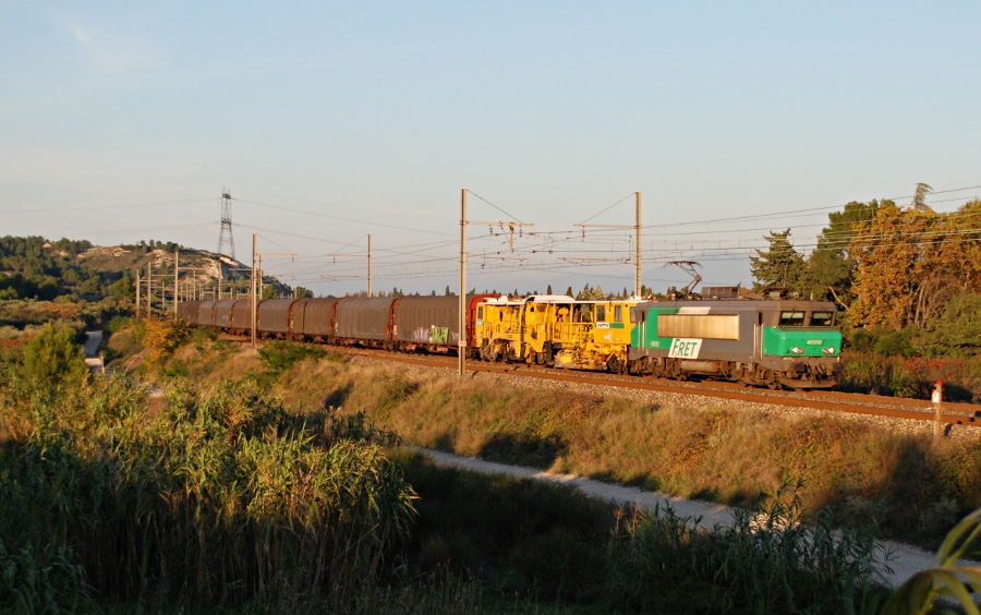 La BB 7212 tractant un train de fret, engin de travaux ETF en CV.
