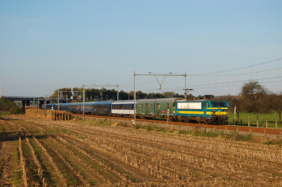 La HLE 2140 en t&ecirc;te d'un train de p&egrave;lerins s'Hertogenbosch - Lourdes en passage &agrave; Vis&eacute;-fronti&egrave;re.
