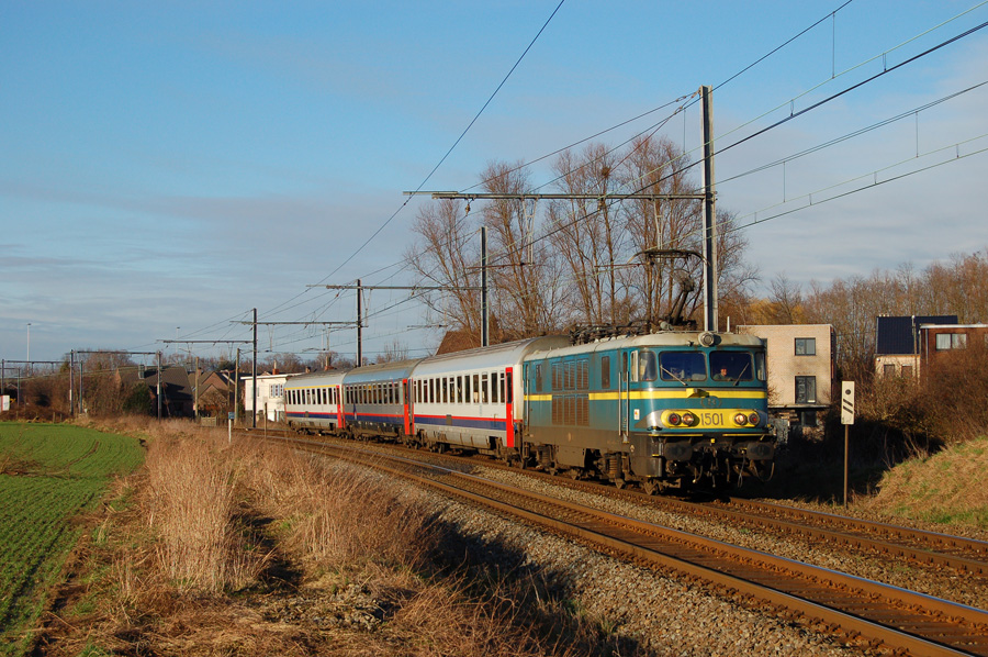 HLE 1501 en t&ecirc;te du train IR 4016 Liers - Gouvy en passage &agrave; La Pr&eacute;alle.