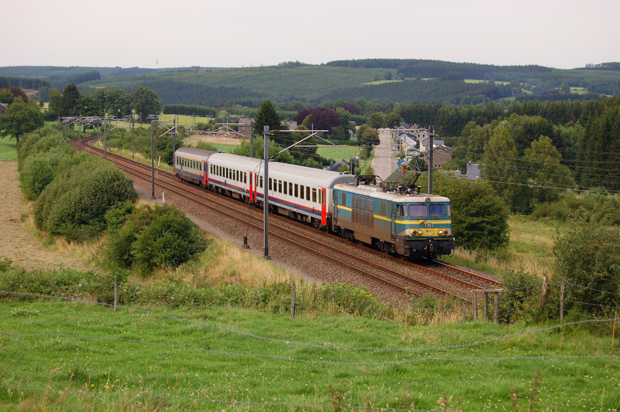 HLE 1501 en t&ecirc;te du train IR 4016 Liers - Gouvy en passage &agrave; Honvelez (commune de Gouvy).