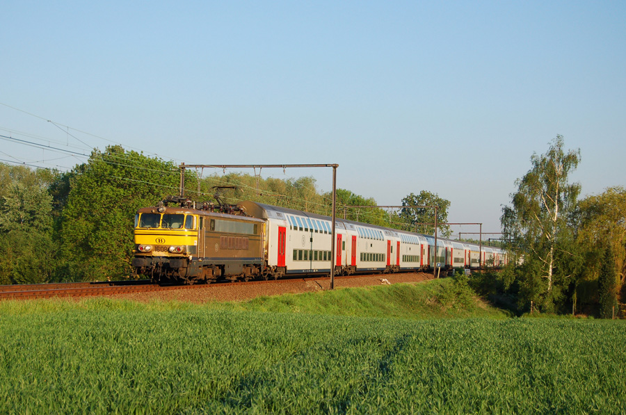 HLE 1608 en t&ecirc;te du train P 7003 Oostende - Schaerbeek en passage &agrave; Itterbeek.