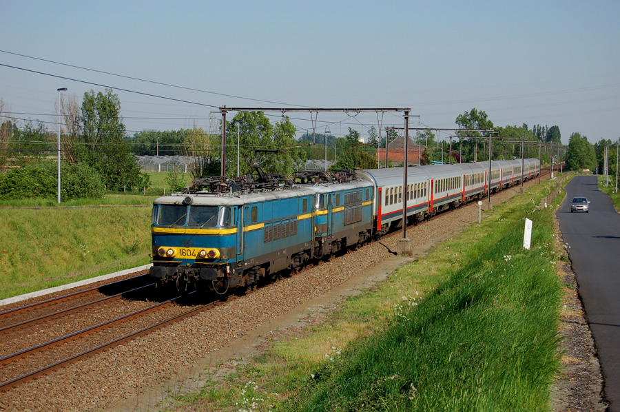 HLE 1604 + 1602 en véhicule en tête du train P 8002 Schaerbeek - Oostende en passage à Drongen.