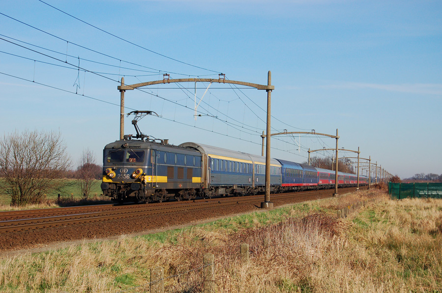 Le Bergland Expres en passage pr&egrave;s de Roosendaal (NL).