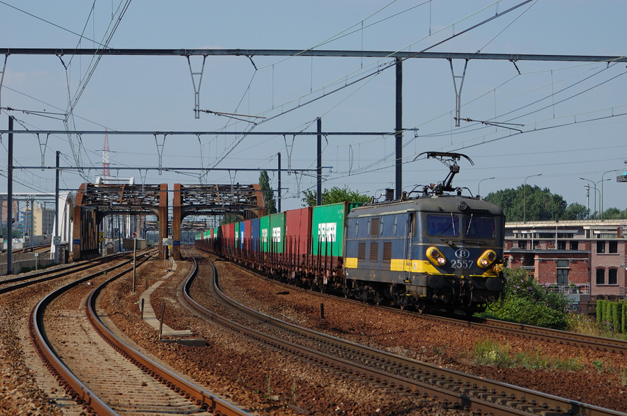 HLE 2557 en t&ecirc;te du train E 22985 Antwerpen Noord - Zeebrugge en passage &agrave; Antwerpen Dam.