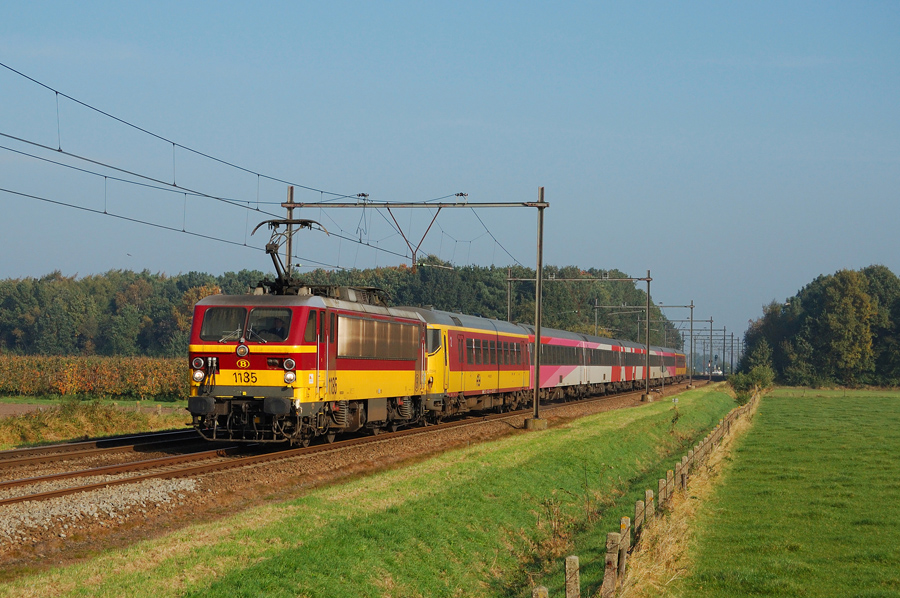 HLE 1185 en t&ecirc;te de l'IC 9224 Amsterdam-Centraal / Bruxelles-Midi en passage &agrave; Nispen.