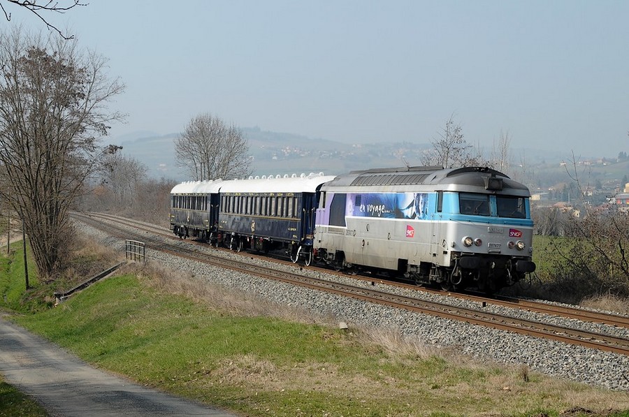 BB 67477 et 2 voitures du VSOE.