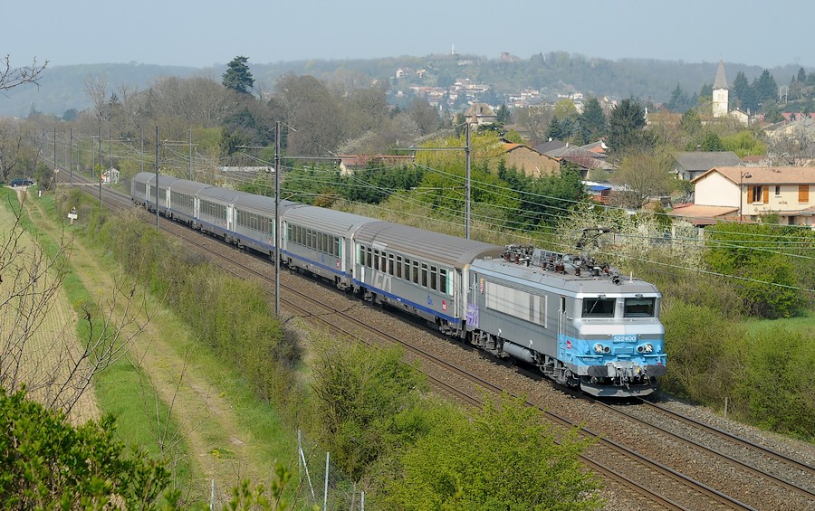 La BB 22400 sortie d'Oullins avec un début de livrée "En Voyage..." assure un TER Lyon - Annecy.