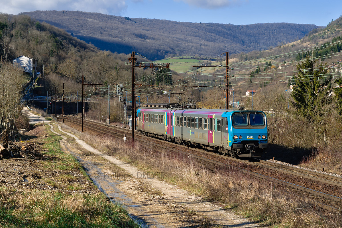 Z 9611, prêtée à la région Rhône-Alpes, assure un TER Lyon - Annecy, vue ici à Argis dans l'Ain.
