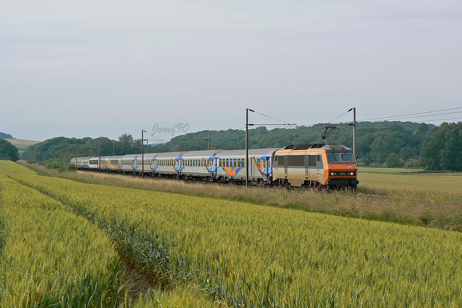 La BB 26038 est vu &agrave; Mareil Sur Mauldre en t&ecirc;te de la rame croisi&egrave;re de nuit. Celle-ci circule alors avec un retard de 1h15 et va franchir la gare de Mareil-Sur-Mauldre.