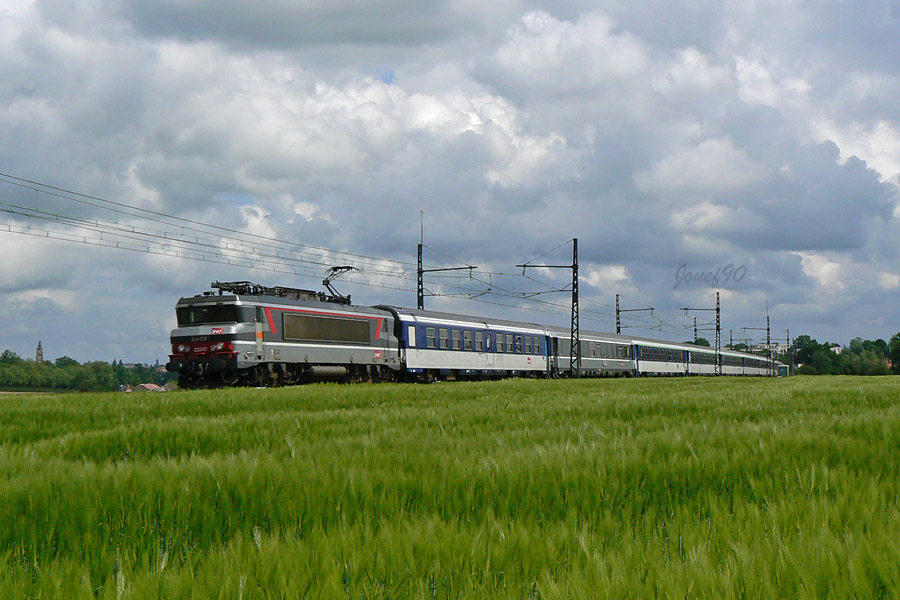 La BB 22347 est vue ici &agrave; Rambouillet en t&ecirc;te de son W Villeneuve Prairie - Lorient. La rame assurera un train de p&egrave;lerin d&egrave;s le lendemain.