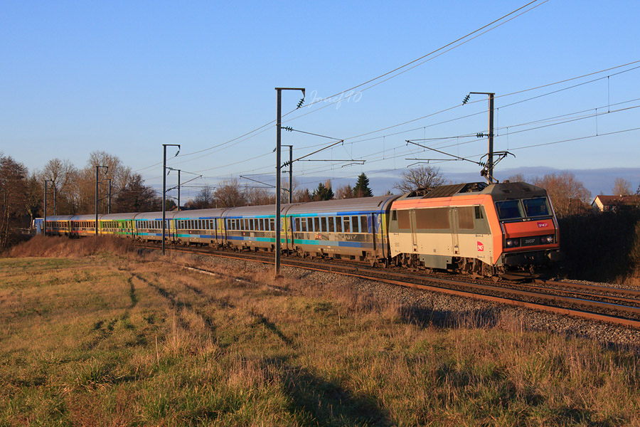 La BB 26037 tracte le Téoz 5963 Paris Gare de Lyon - Clermont Ferrand.