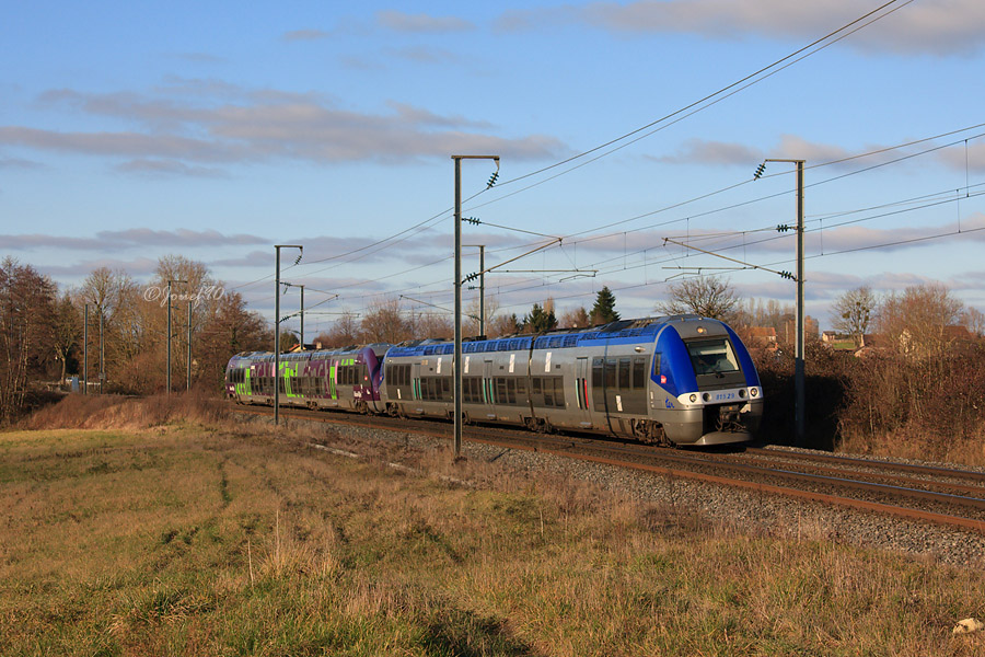 Une UM de BGC, dont un en livr&eacute;e Rh&ocirc;ne-Alpes assure le train 16835 Tours - Lyon Perrache.
