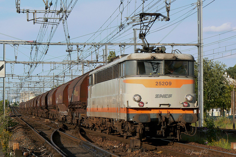 La BB 25209 est vu en t&ecirc;te d'une rame de tr&eacute;mies &agrave; destination de la Bretagne.