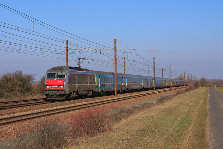 La BB 26014 assure le T&eacute;oz 3635 Paris Austerlitz - Brive La Gaillarde.