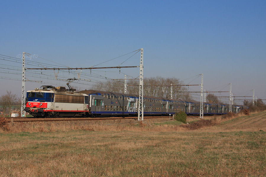 La BB 8591 est en t&ecirc;te de la VO2N N&deg;71 sur le train 862529 Paris Montparnasse - Le Mans. La rame est vue du c&ocirc;t&eacute; de Hanches, commune situ&eacute;e &agrave; proximit&eacute; d'Epernon.