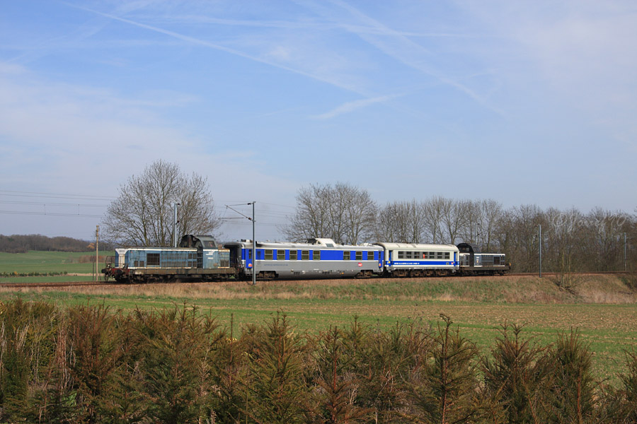 Le BB 66029 est en t&ecirc;te de cette tourn&eacute;e mauzin compos&eacute;e des voitures IES 143 et Mauzin 211 ainsi que du 66110 en queue afin de faciliter les rebroussements et ainsi supprimer les manoeuvres des machines. Il est &agrave; noter que le 66110 est un ancien Cheval Blanc, affect&eacute; aux trains de travaux sur la LGV M&eacute;dit&eacute;rann&eacute;e.