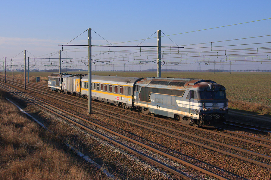 Vu &agrave; proximit&eacute; de Monnerville, le BB 67251 assure la traction de Vulcain et de Lucie, qui rentrent tout deux en r&eacute;gion parisienne apr&egrave;s un s&eacute;jour dans le sud, &agrave; Perpignan.