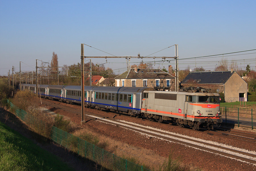 La BB 9214, digne repr&eacute;sentante de la s&eacute;rie des Jacquemins, avec ses 50 ans (51 le 22/05/2009) de bons et loyaux services assure un TER Paris Montparnasse - Le Mans. Elle est vue ici dans la commune du Perray.