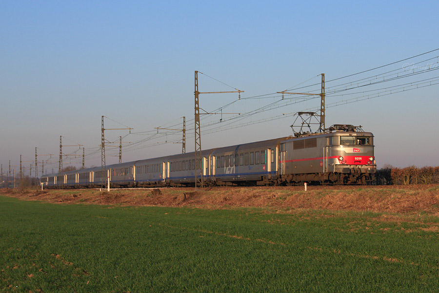 La BB 9256 en livr&eacute;e multiservice assure un TER Chartres - Paris Montparnasse. La Jacquemin traverse &agrave; vive allure la campagne paisible avant de franchir Rambouillet.