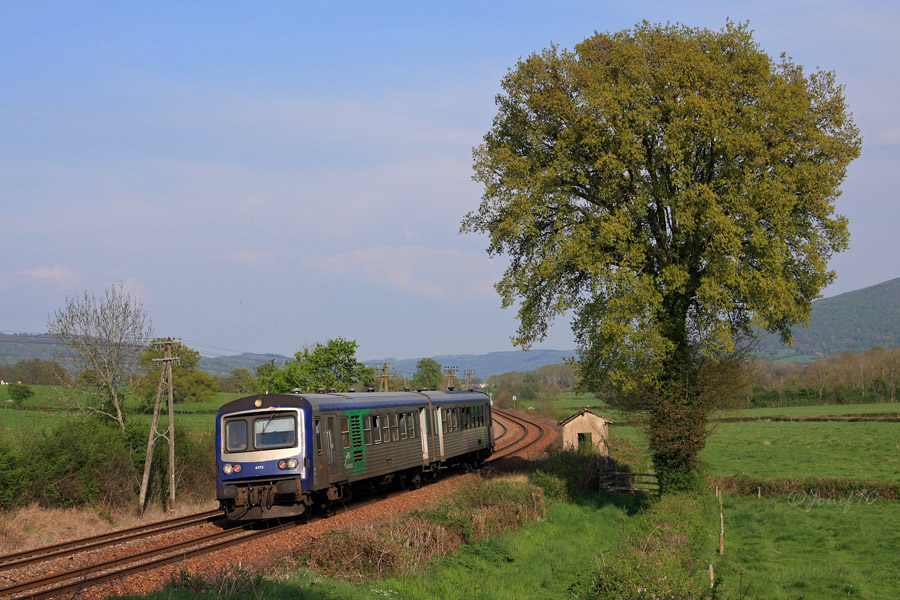 L'X 4775/XR 8775 est vu &agrave; l'entr&eacute;e de la commune d'&Eacute;tang sur un TER en provenance de Chalon Sur Sa&ocirc;ne.