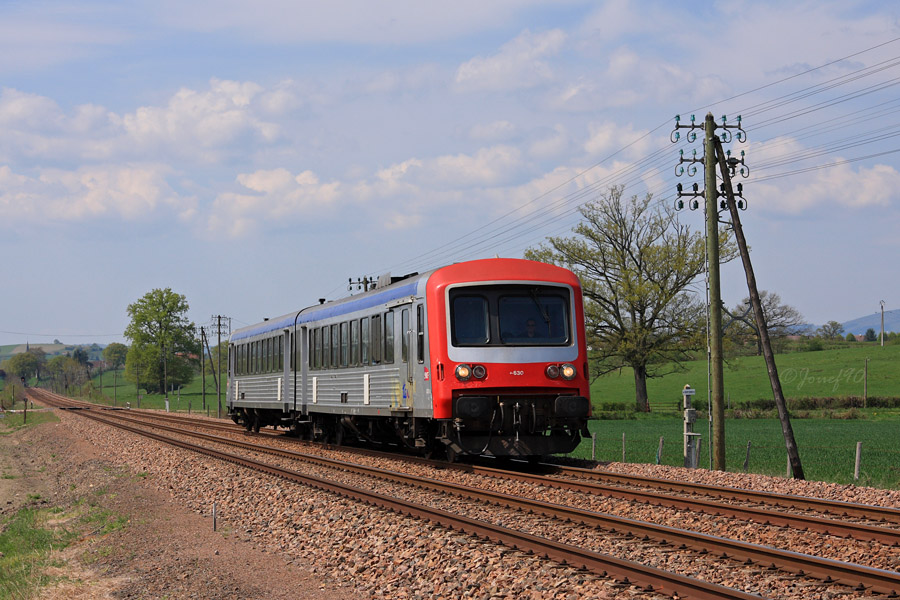 L'X 4630 t&ecirc;te de s&eacute;rie assure un TER Nevers - Dijon. Il est vu ici peu apr&egrave;s la commune d'&Eacute;tang.
