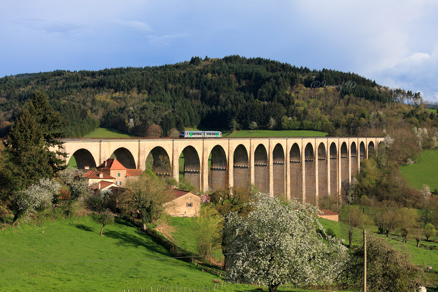 L'X 4780 TER Auvergne est vu sur l'imposant viaduc de Mussy Sous Dun. Il assure le TER 893902 Lyon Perrache - Paray Le Monial.