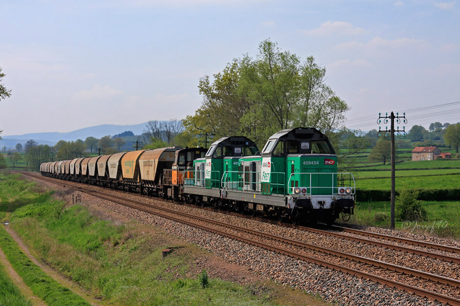 Une UM de BB 69400 accompagn&eacute;e d'un Y8000 en vahicule assure un train de c&eacute;r&eacute;ales reliant Nevers &agrave; Dijon.