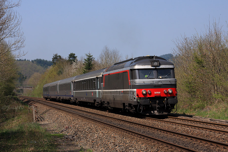 Le BB 67555 est vu dans la rampe des Sauvages &agrave; l'entr&eacute;e du tunnel c&ocirc;t&eacute; Amplepuis.