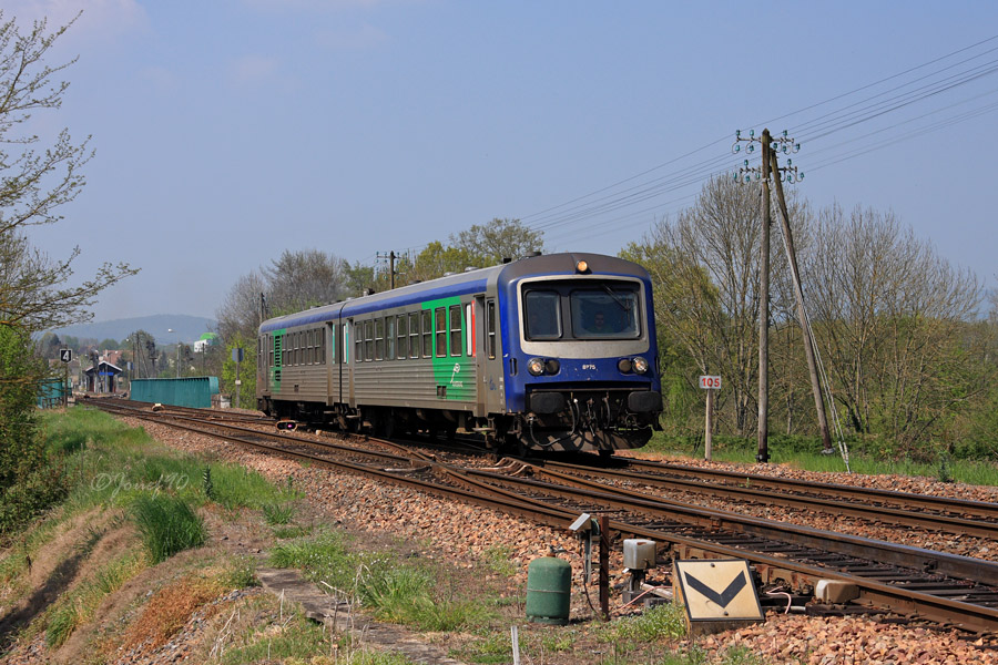 L'X 4775/XR 8775 est vu &agrave; la sortie de la gare c&ocirc;t&eacute; d'&Eacute;tang sur un TER &agrave; destination de Montchanin.