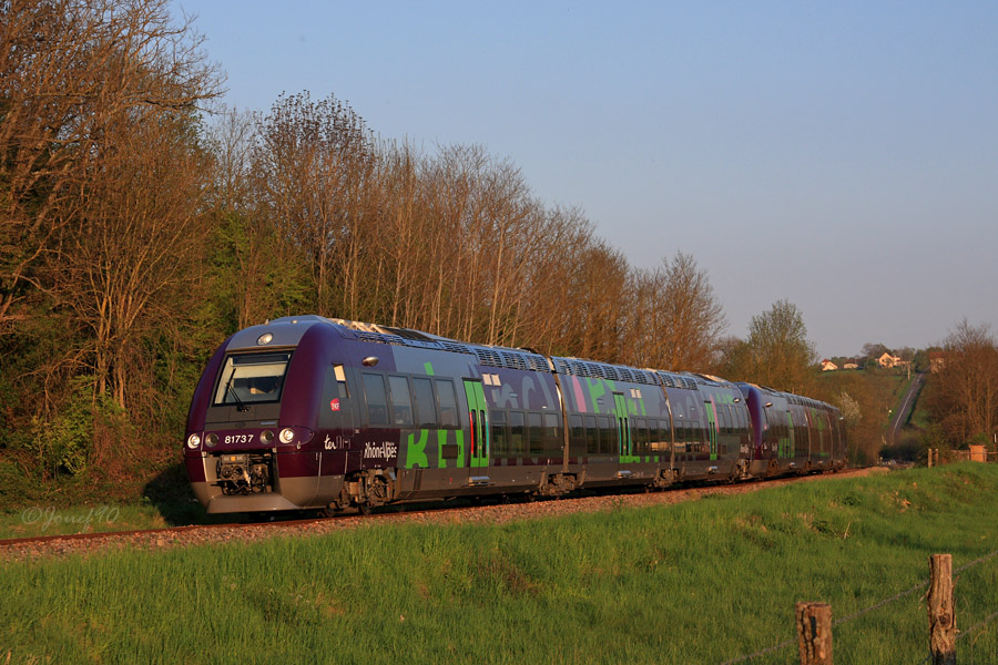 Une UM de BGC en livr&eacute;e Rh&ocirc;ne Alpes passe sur un TER pour Orl&eacute;ans, sous la lumi&egrave;re vesp&eacute;rale.