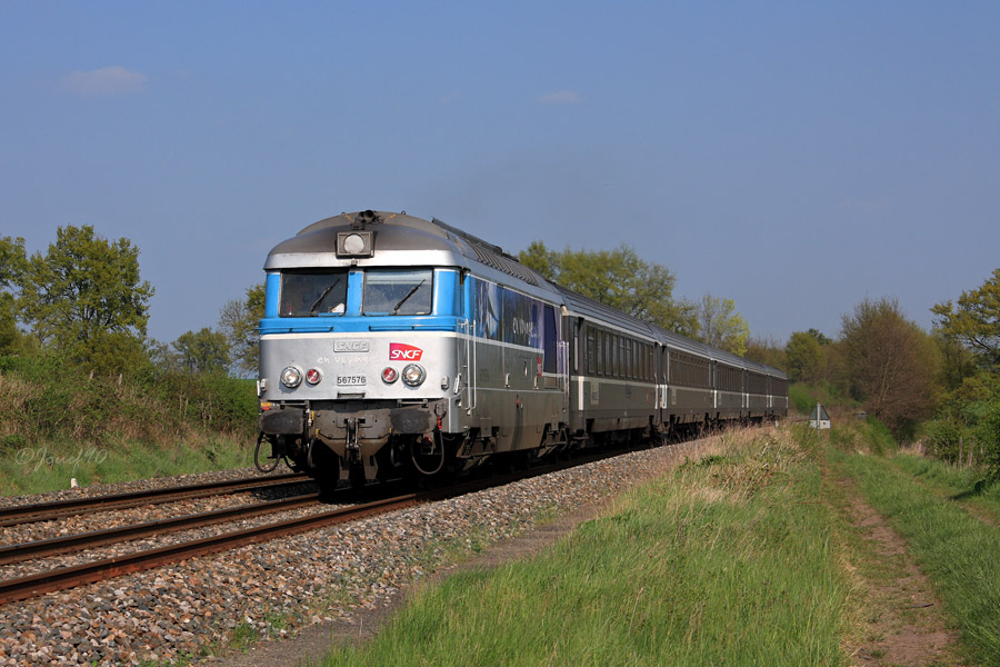 Le BB 67576 assure en remplacement un corail pour Tours apr&egrave;s que le CC 72049 ait demand&eacute; le secours sur le train aller, occasionnant un retard de plus de deux heures. Le train &agrave; sans doute &eacute;t&eacute; d&eacute;tourn&eacute; via Lyon Vaise afin de supprimer la man&oelig;uvre en gare de Perrache et ainsi gagner du temps. Technique payante, le train n'accusait plus qu'une vingtaine de minutes de retard (temps gagn&eacute; gr&acirc;ce &agrave; l'attente entre train aller et le train retour &agrave; Perrache (1h40) et la man&oelig;uvre (15 min)). Le retard du train s'explique par la panne mais aussi par le manque de puissance d'un 67400 face &agrave; un 72000 pour gravir la rampe des Sauvages qui atteint les 26 pour mille.