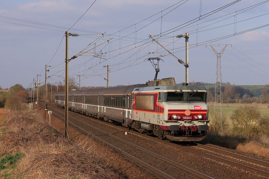 La BB 15003 est vue peu avant Clermont de l'Oise en t&ecirc;te d'un CIC &agrave; destination de Paris Nord.