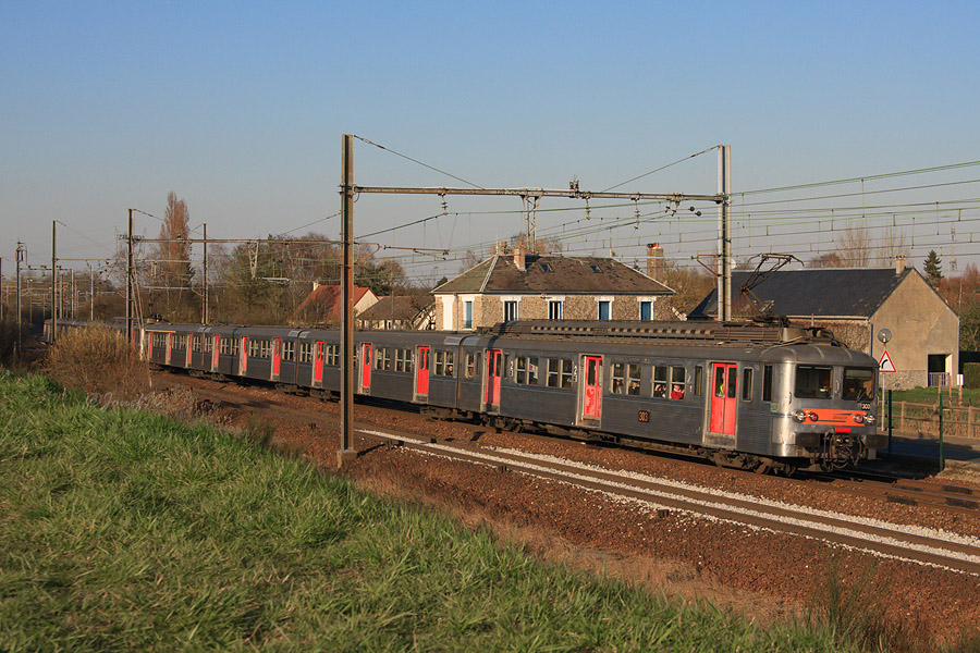 Une UM de Z 5300 encore sigle casquette est vue au Perray. Les deux mamies assurent un train RIPI Paris Montparnasse - Rambouillet.
