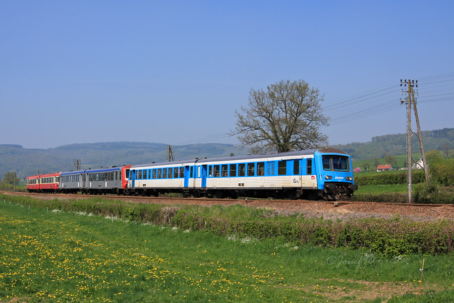 Une triplette colorée, composée des X 4551/XR 8553, X 4658/XR 8447 et X 4560/XR 8622, assure un TER Nevers - Dijon.