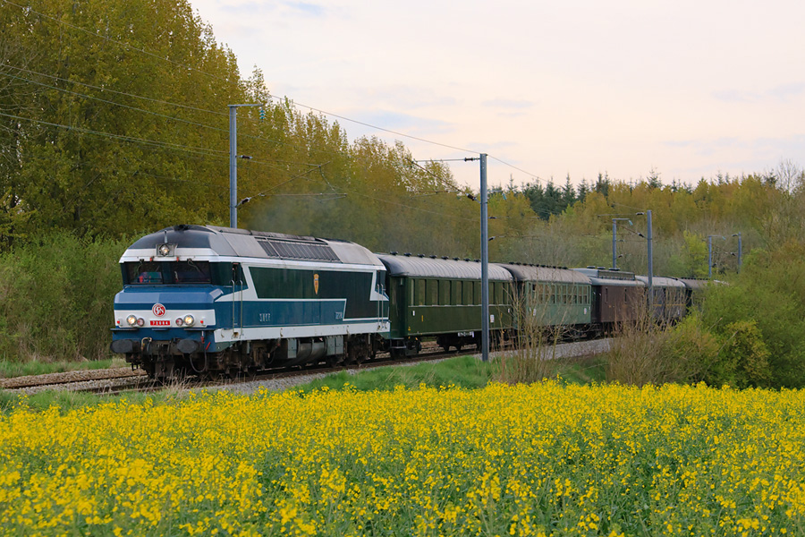 Le CC 72084 assure, en remplacement de la 231 G 558, la rame du PVC qui effectue l'un des train sp&eacute;ciaux de la f&ecirc;tes de la vapeur.