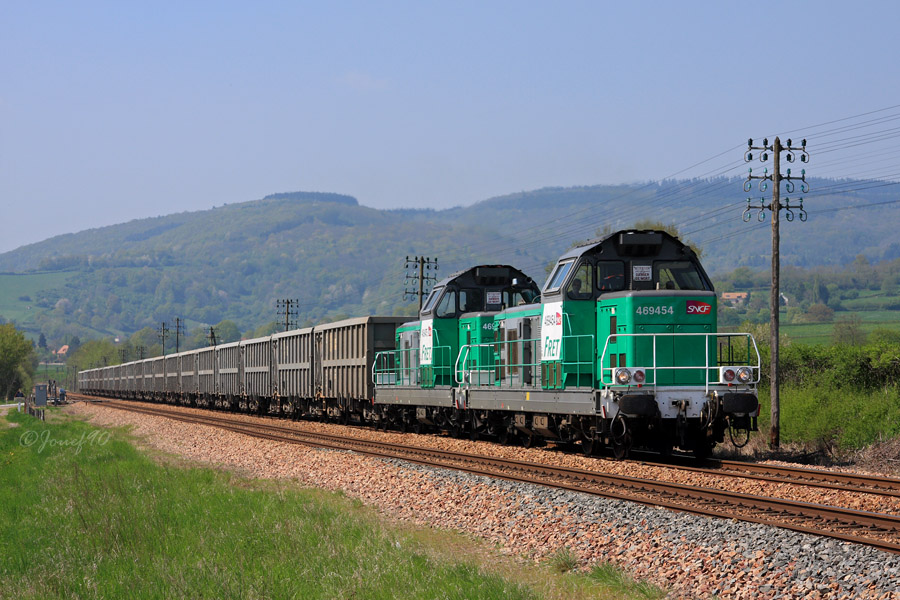 Une UM de BB 69400 passe en t&ecirc;te d'une rame compl&egrave;te de tombereaux &agrave; destination de Dijon.