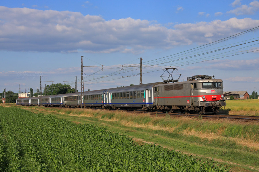 La BB 9247 est en charge du dernier corail de la journ&eacute;e.