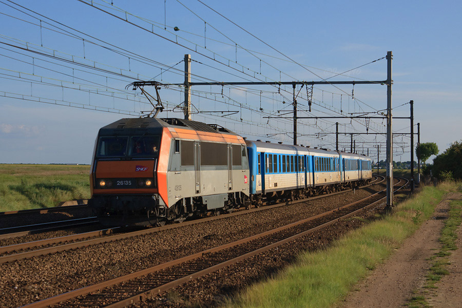 La BB 26135 achemine les X 4643/XR 8655 + X 4664/XR 8438 c&eacute;d&eacute;s &agrave; un op&eacute;rateur ferroviaire &eacute;tranger.