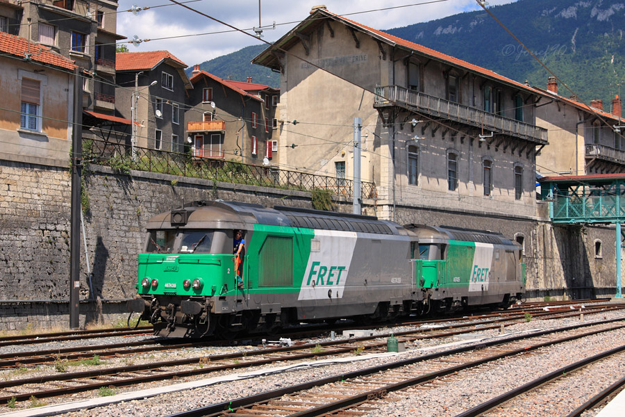 Une UM de 67400 manoeuvre afin de se mettre en queue d'une rame de wagon servant au transport des poubelles afin de refouler celle-ci dans l'EP.