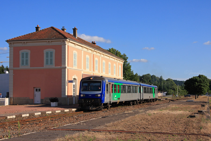 L'X 4778 / XR 8778 est vu en gare de La Clayette / Baudemont alors qu'il assure une liaison Lyon Perrache - Paray-Le-Monial.