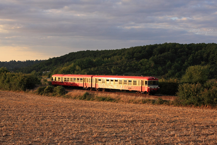L'X 4777/XR 8777, dernier X 4750 encore en livrée R&C et actif à la SNCF est vu ici à proximité de Dreux.
