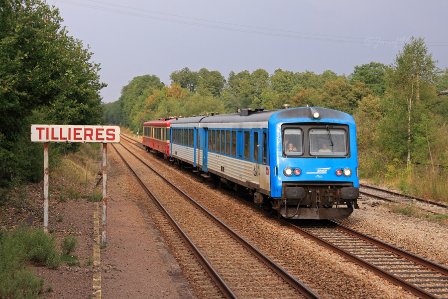 Les X 4751/XR 8751 et X 4777/XR 8777 effectuent une liaison Dreux - Argentan en W.