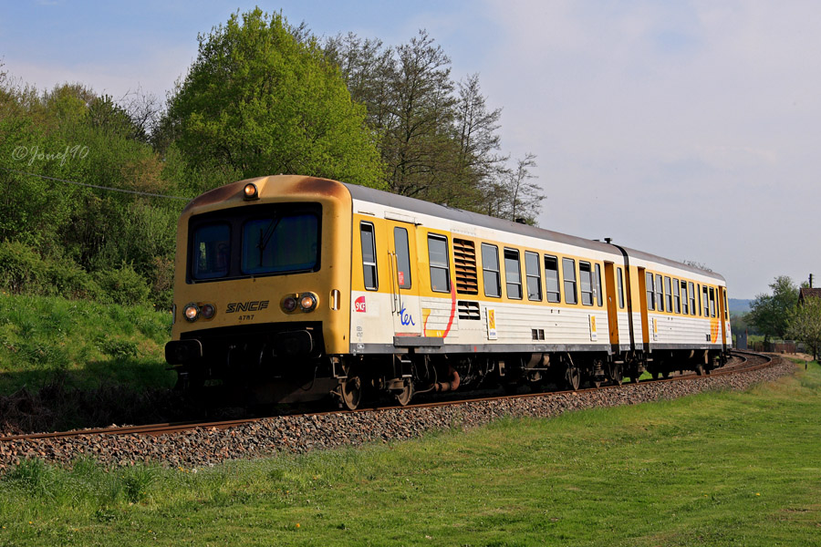 L'X 4787/XR 8787 assur un TER &Eacute;tang - Autun. Il est vu peu apr&egrave;s son d&eacute;part de la gare d'&Eacute;tang Sur Arroux. Il est &agrave; noter que cet EAD est encore dans son ancien jus, ayant conserv&eacute; les plaques et le pelliculage de la r&eacute;gion Lorraine.