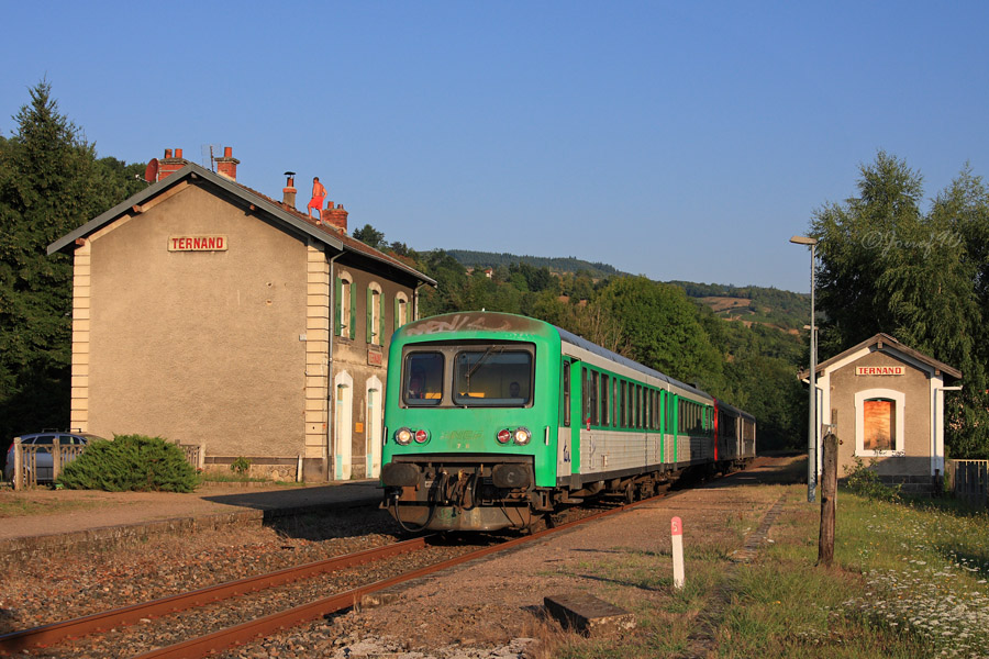 Pr&eacute;sence pour le moins rare sur la ligne de l'Azergues d'un EAD ex-Picard (X 4729/XR 8726) de Lyon-Vaise en UM avec un EAD Vannille/Fraise (X 4663/XR 8660) de Nevers. Cette pr&eacute;sence pour le moins inhabituelle s'explique par la panne quelques jours plus t&ocirc;t de l'X 4779/XR 8779 &agrave; Lyon. N'ayant pas pu repartir, Lyon Vaise a profit&eacute; de la non utilisation des ses engins (qui sont gar&eacute;s depuis que l'Ouest Lyonnais est en travaux) pour mettre en route l'X 4729 gard&eacute; en r&eacute;serve au d&eacute;pot.