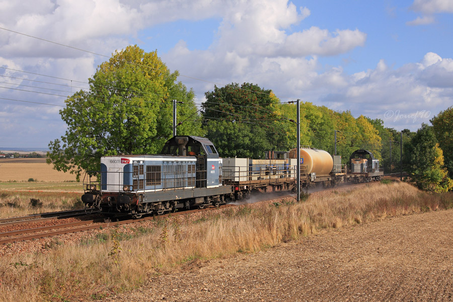 Le train K&auml;rcher (circulant de octobre &agrave; d&eacute;cembre), charg&eacute; de nettoyer la voie des d&eacute;p&ocirc;ts caus&eacute;s par les feuilles mortes en d&eacute;composition, est vu du c&ocirc;t&eacute; de Garanci&egrave;res.